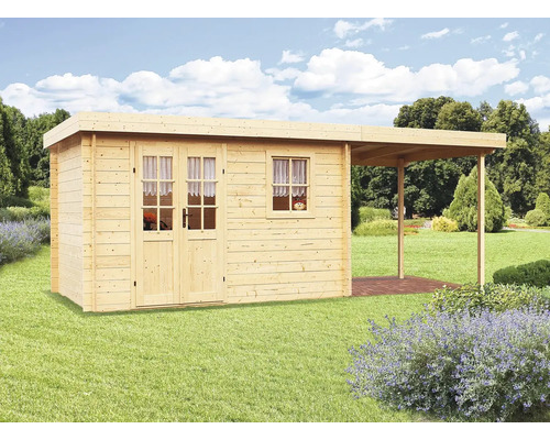 Záhradný domček z dreva s prístavbou na trávniku