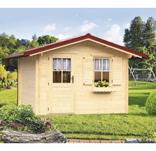 Záhradný domček s dverami, oknami a kvetinovou debničkou v záhrade