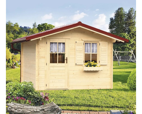 Záhradný domček s dverami, oknami a kvetinovou debničkou v záhrade