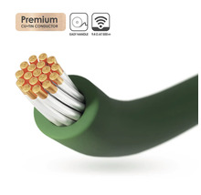 Detail zeleného elektrického kábla s medenými a cínovými vodičmi