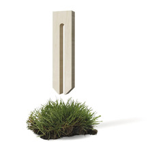 Drevený stĺpik s drážkou a kusom trávnika