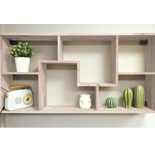 Nástenná polica s priehradkami a dekoratívnymi predmetmi, ako je rádio, rastliny a keramické figúrky