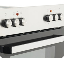 Detailný záber sporáka s otočnými gombíkmi