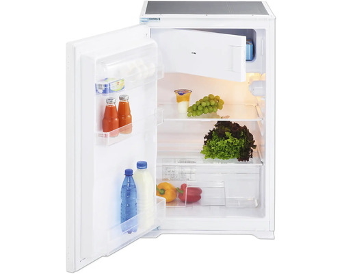 Otvorená chladnička s potravinami