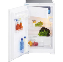 Otvorená chladnička s rôznymi potravinami