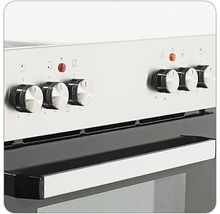 Detail kuchynského sporáka s otočnými gombíkmi a madlom