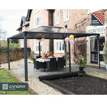 Postavený záhradný altánok so stolom a stoličkami v záhrade s pečaťou Heat Block Technology