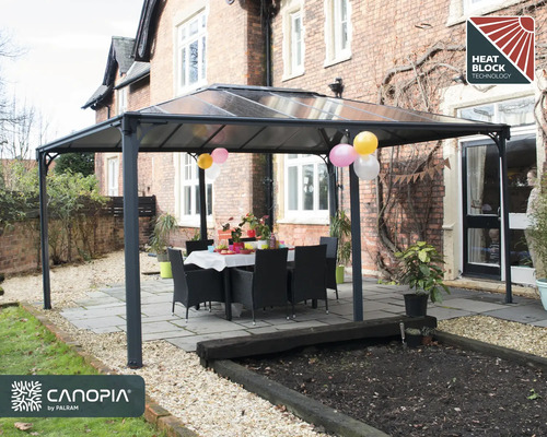 Postavený záhradný altánok so stolom a stoličkami v záhrade s pečaťou Heat Block Technology