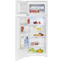 Otvorená chladnička s potravinami