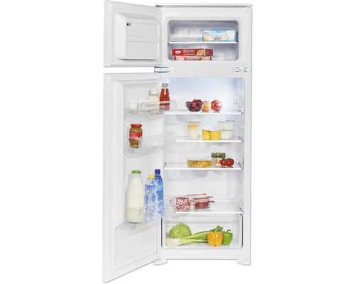 Otvorená chladnička plná potravín na niekoľkých policiach