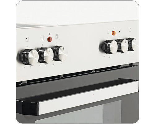 Detailný pohľad na strieborný sporák s otočnými gombíkmi na reguláciu teploty a rukoväťou na dvierkach rúry