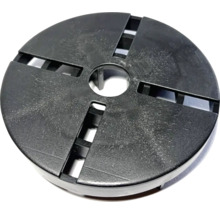 Okrúhly kryt s centrálnym otvorom a štyrmi štrbinami