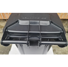 Detailný pohľad na smetnú nádobu s vekom a držadlom.