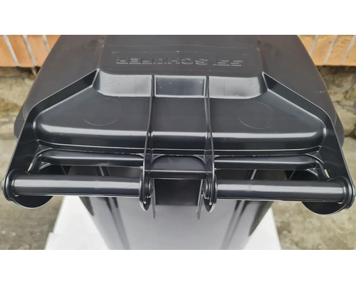 Detailný pohľad na smetnú nádobu s vekom a držadlom.