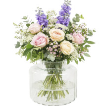 Kytica ruží a stračiek v sklenenej váze