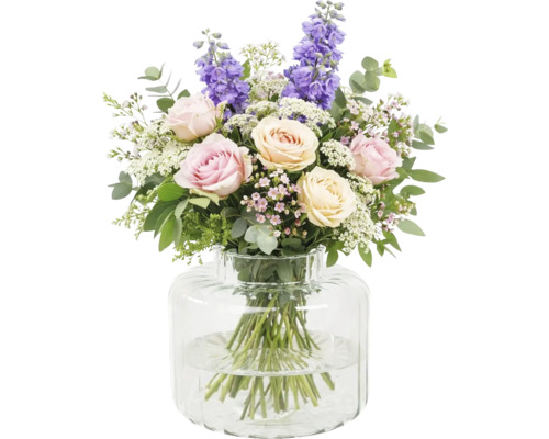 Kytica ruží a stračiek v sklenenej váze