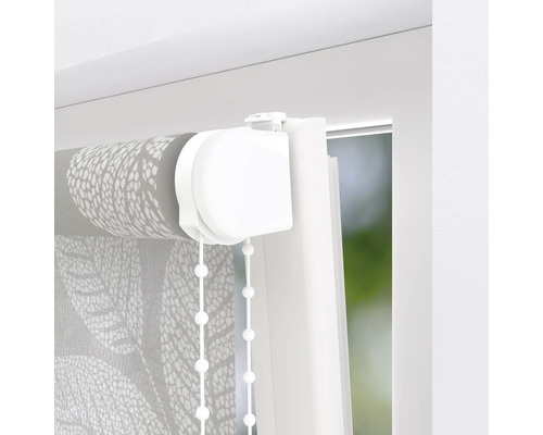 Roleta s kvetinovým vzorom a retiazkovým ovládaním na okne