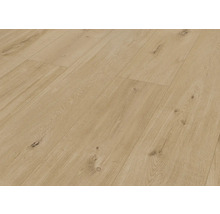 Detail laminátovej podlahy s dreveným vzhľadom