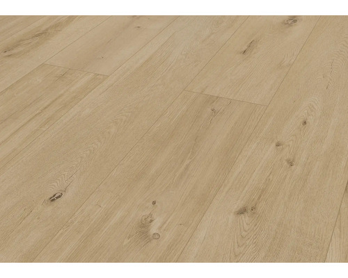 Detail laminátovej podlahy s dreveným vzhľadom