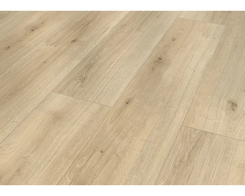 Položená svetlá laminátová podlaha s drevenou štruktúrou.