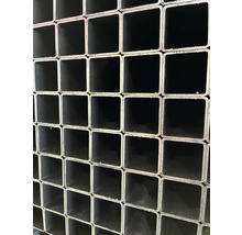 Stoh hranatých rúrok z kovu.