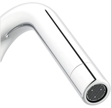 Detailný pohľad na chrómovanú vodovodnú batériu