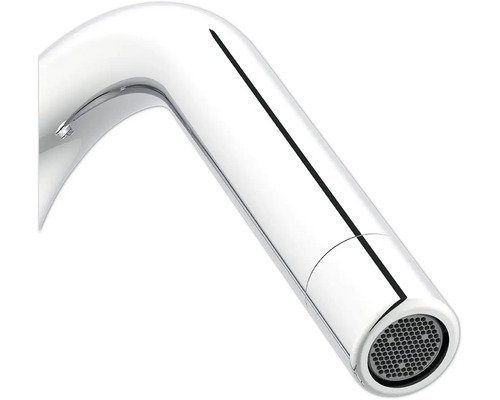 Detailný pohľad na chrómovanú vodovodnú batériu