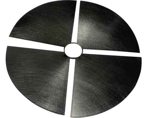 Okrúhly kryt s centrálnym otvorom a výrezmi v tvare štvrťkruhu