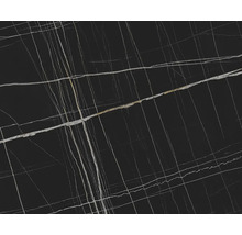 Detailný záber čiernej mramorovej dlaždice s bielymi žilami