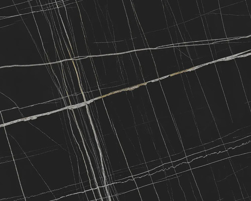 Detailný záber čiernej mramorovej dlaždice s bielymi žilami