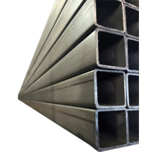 Hromada štvorcových kovových rúrok