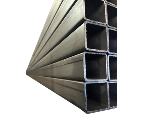 Hromada štvorcových kovových rúrok