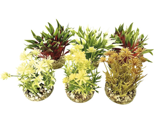 Tri umelé rastliny v kvetináčoch s kamienkami