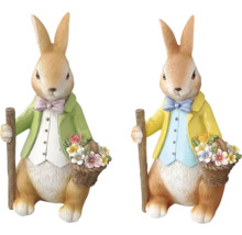 Dve figúrky zajačikov s bundou, palicou a košíkom kvetov ako veľkonočná dekorácia
