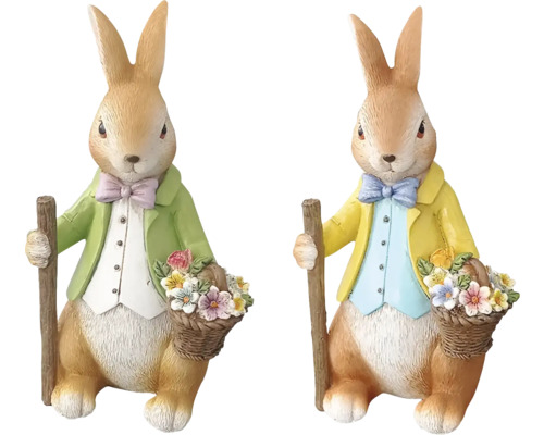Dve figúrky zajačikov s bundou, palicou a košíkom kvetov ako veľkonočná dekorácia