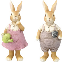 Dve figúrky zajacov v pracovnom oblečení a so záhradným náradím