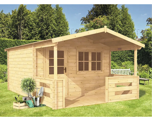 Drevený záhradný domček s verandou v záhrade