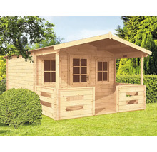 Drevený záhradný domček s krytou verandou v záhrade.