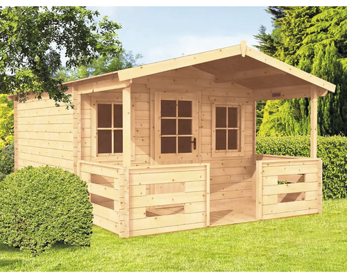 Drevený záhradný domček s verandou v záhrade