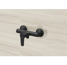 Čierna sprchová batéria na stene