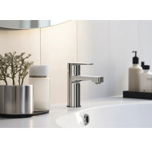 Moderná kúpeľňa s umývadlom a kovovou batériou.