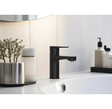 Čierna umývadlová batéria na umývadle v kúpeľni