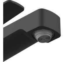 Detailný záber čierneho výtoku vodovodnej batérie