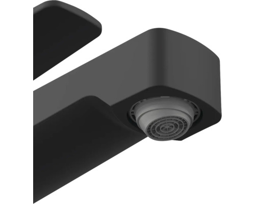 Detailný záber čierneho výtoku vodovodnej batérie