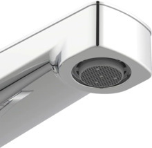 Detailný záber na kovovú vodovodnú batériu