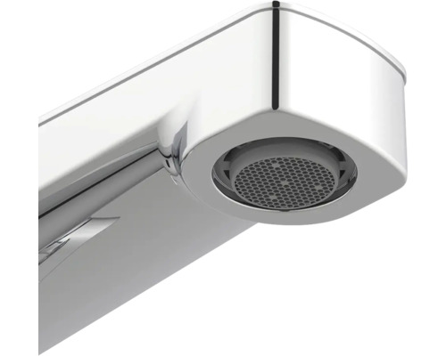 Detailný záber na kovovú vodovodnú batériu