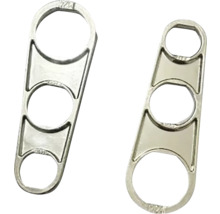 Dve kovové rúrkové spony s tromi otvormi na upevnenie rúr.