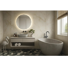 Kúpeľňa s vaňou, umývadlom, zrkadlom s osvetlením a dekoráciami