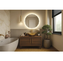 Kúpeľňa s umývadlovou skrinkou, zrkadlom s osvetlením, vaňou a dekoráciou