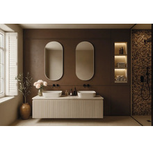 Moderná kúpeľňa s umývadlovou skrinkou, dvoma zrkadlami, zapustenými policami a sprchovacím kútom